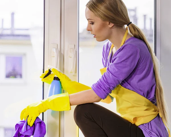 Menina janela de limpeza em casa — Fotografia de Stock