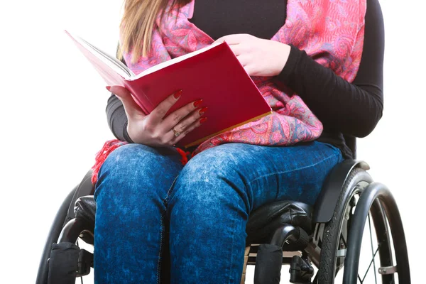 Joven mujer discapacitada en silla de ruedas con libro. — Foto de Stock