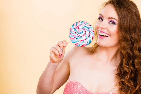 Woman holding colorful lollipop candy in hand. — Stock Photo, Image
