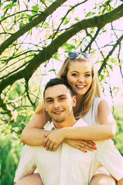 Gelukkige paar met romantische datum in park — Stockfoto