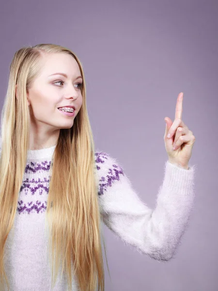 Teenage blonde woman pointing at copyspace — Stock Photo, Image