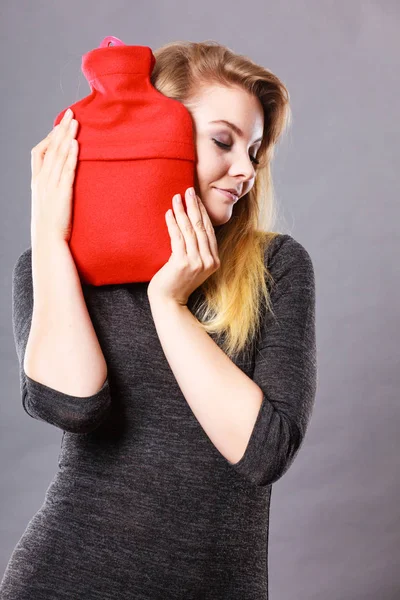 女人拥抱红色羊毛盖热水壶 — 图库照片