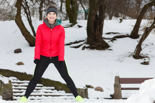 Femme exerçant les jambes à l'extérieur pendant l'hiver — Photo