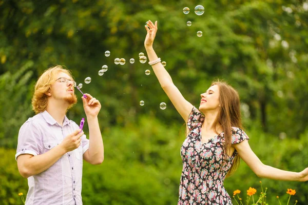 Pareja soplando burbujas al aire libre —  Fotos de Stock