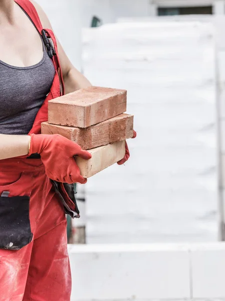 Mujer trabajando con ladrillos —  Fotos de Stock