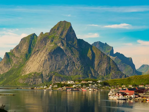 Fiordo e montagne paesaggio. Isole Lofoten Norvegia — Foto Stock