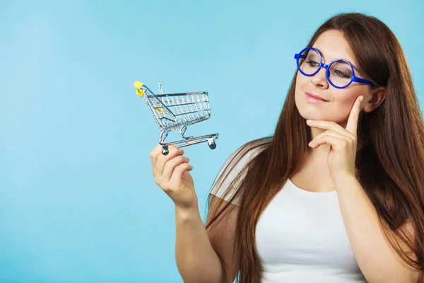 Mujer sosteniendo carrito de compras — Foto de Stock