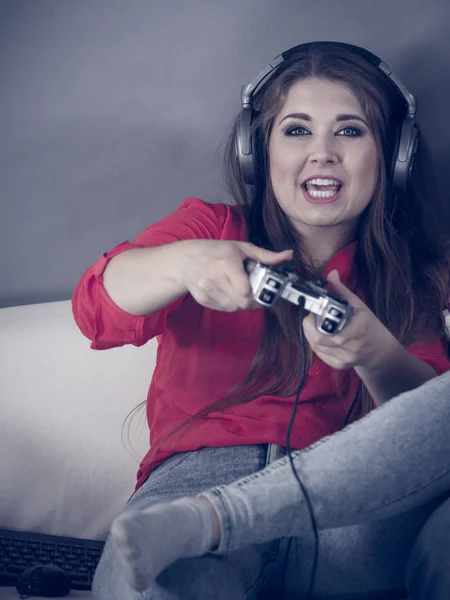 Giovane donna che gioca ai videogiochi — Foto Stock