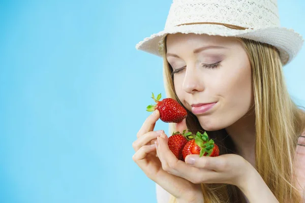 Young woman with fresh strawberry — Stock Photo, Image