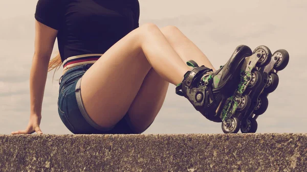Femme sexy portant des patins à roulettes — Photo