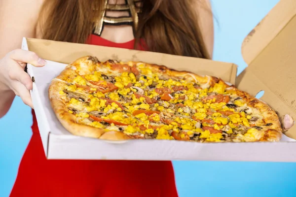 Grande pizza fresca na caixa, junk food — Fotografia de Stock