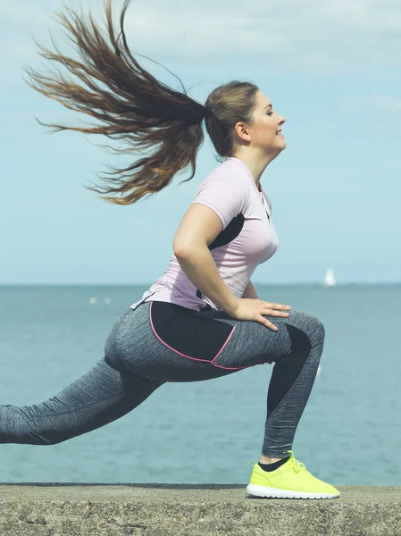 Vrouw doet yoga aan zee — Stockfoto