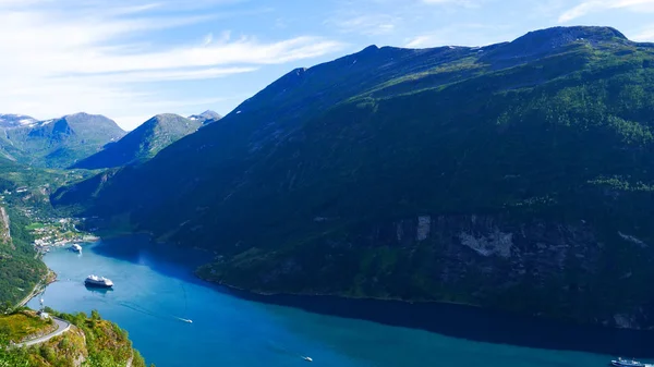 峡湾 geirangerfjord 与渡轮, 挪威. — 图库照片