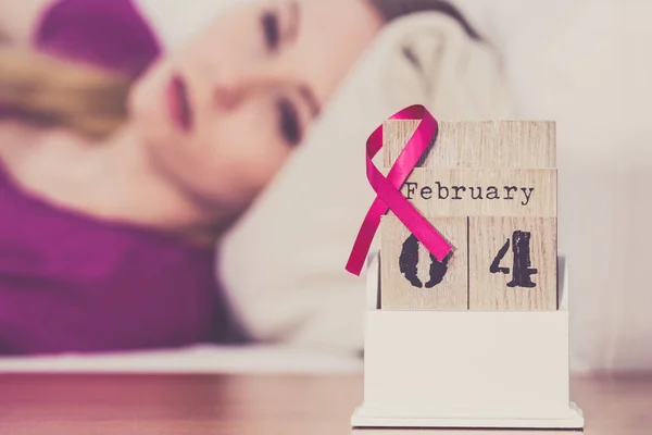 Kadın yatakta, dünya meme kanser günü takvimi — Stok fotoğraf