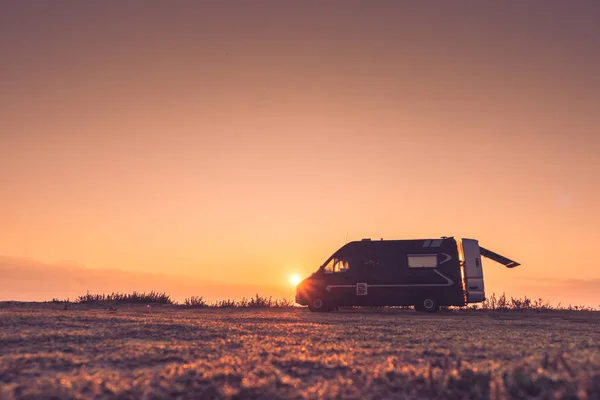 Gündoğumu içinde doğada Camper araba — Stok fotoğraf