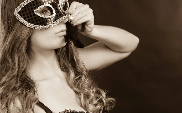 Femme sensuelle avec masque de carnaval . — Photo