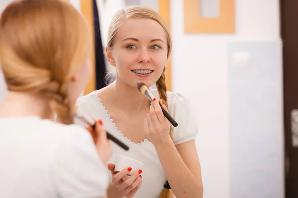 Kvinna som gäller med pensel lera lera mask för ansiktet — Stockfoto