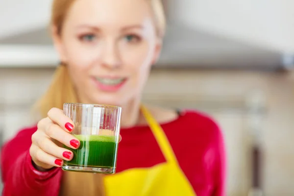 Žena v kuchyni hospodářství šťávy zeleninové smoothie — Stock fotografie