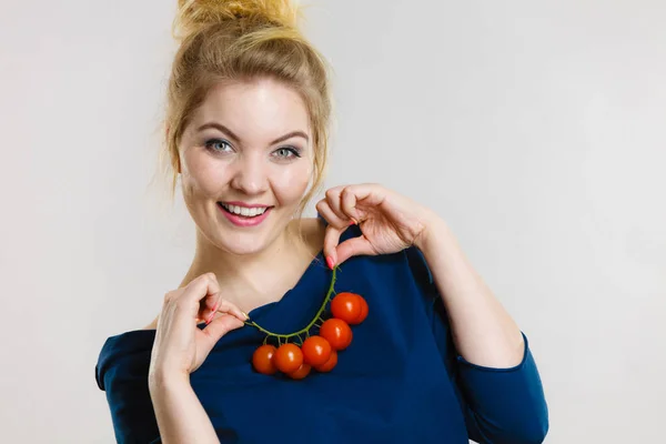 Mujer sosteniendo tomates cherry frescos — Foto de Stock