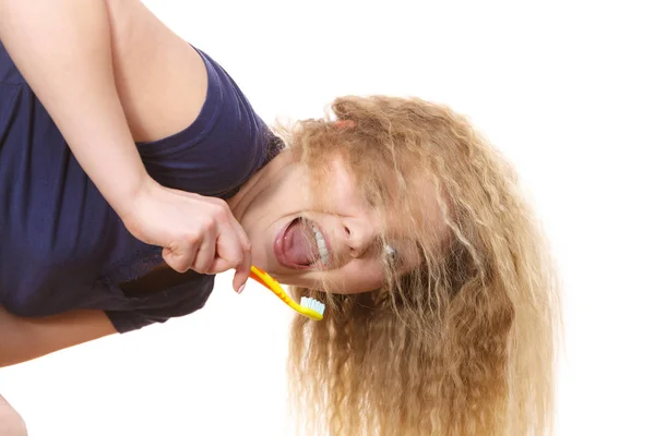 Mulher escovando dentes de limpeza — Fotografia de Stock