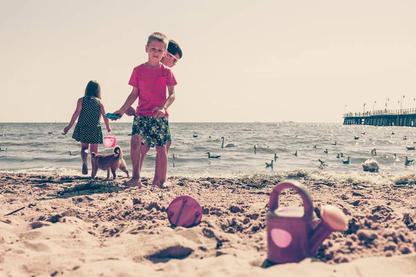 孩子们在沙滩上玩户外. — 图库照片