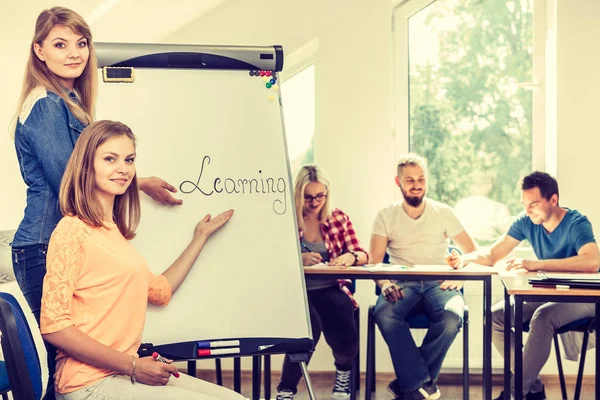 Studenten meisjes schrijven Learning word op whiteboard — Stockfoto