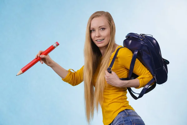 Jonge vrouw naar school te gaan — Stockfoto