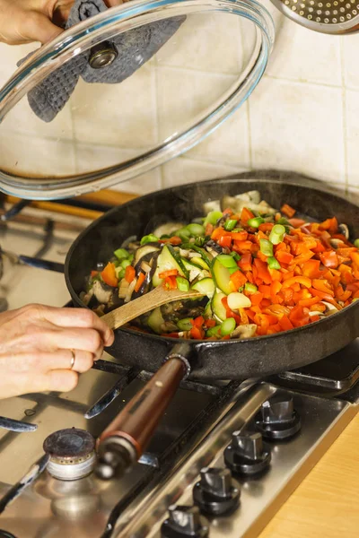 Verdure tritate sulla padella — Foto Stock