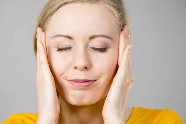 Woman having head ache — Stock Photo, Image