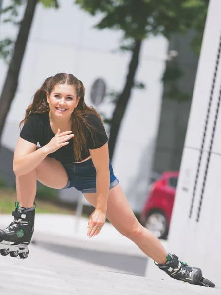Jonge vrouw paardrijden rolschaatsen — Stockfoto