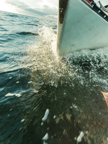 Segling på segla båten båge aktern skott stänkande vatten — Stockfoto