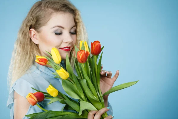 Žena držící Kytice tulipánů — Stock fotografie