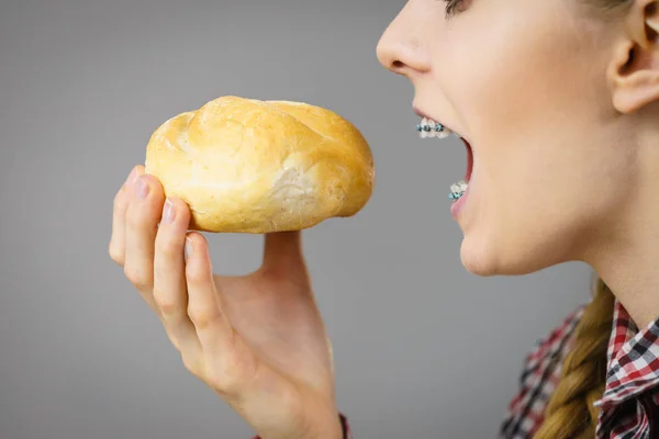 Woman holding bun bread — Stock Photo, Image