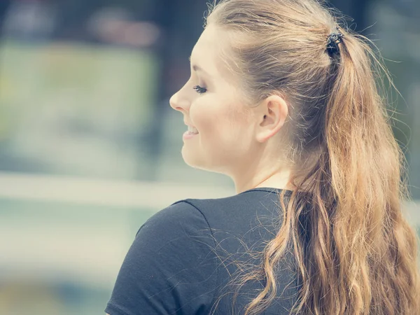 Felice bella giovane adolescente donna — Foto Stock