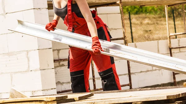 建筑工地上携带排水沟的妇女 — 图库照片