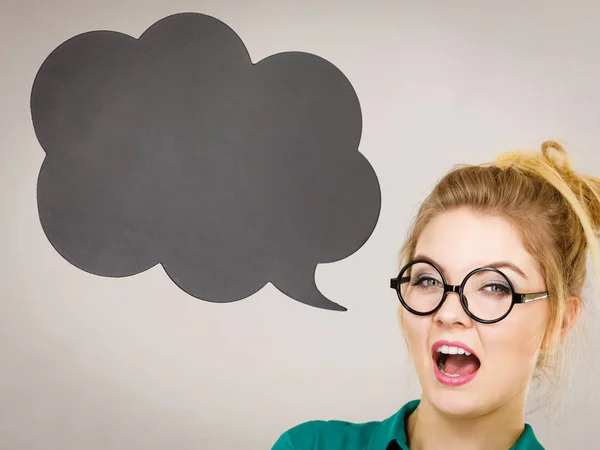 Mujer sosteniendo negro pensamiento burbuja — Foto de Stock