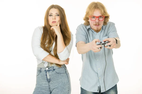 La mujer está enojada con jugar al hombre —  Fotos de Stock