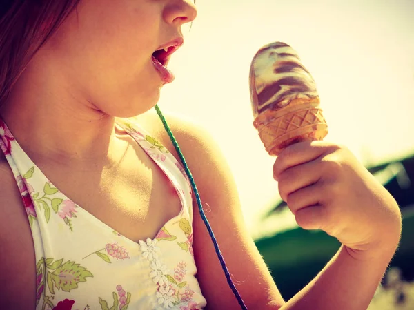 Toddler girl eating ice cream on beach — Stock Photo, Image