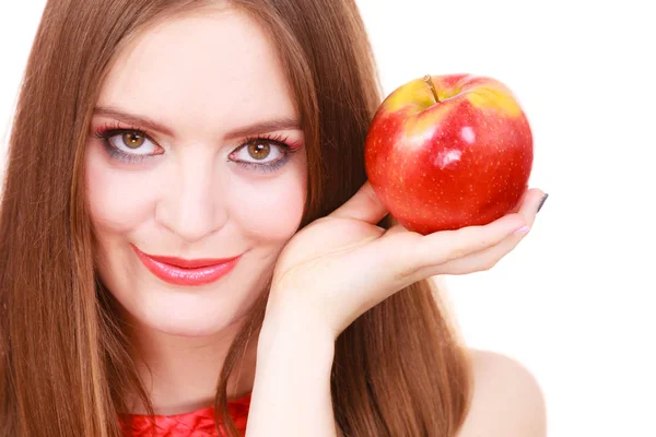 Mulher encantadora menina maquiagem colorida detém fruta de maçã — Fotografia de Stock