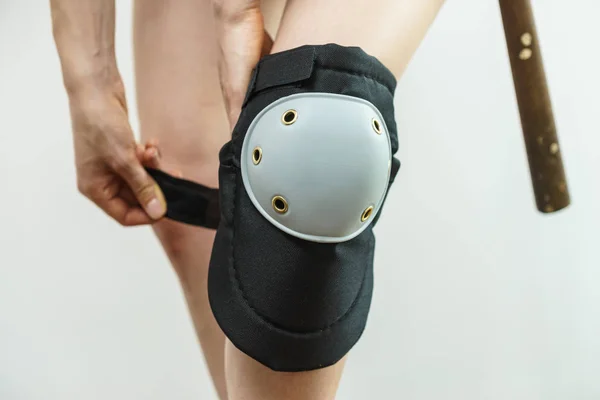Person trying on knee pads — Stock Photo, Image