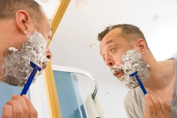 Guy rasant sa barbe dans la salle de bain — Photo