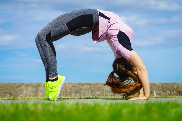 Donna che fa yoga all'aperto — Foto Stock