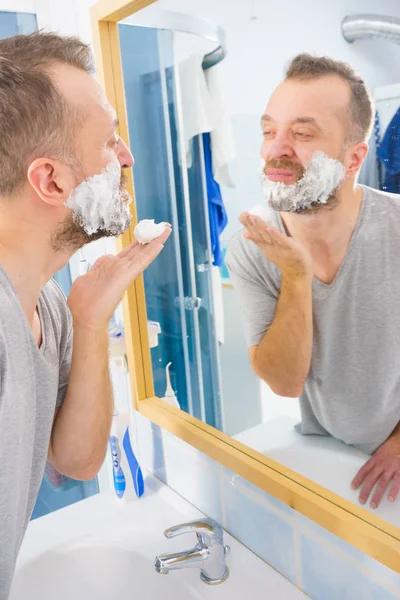 Kille rakar skägget i badrum — Stockfoto