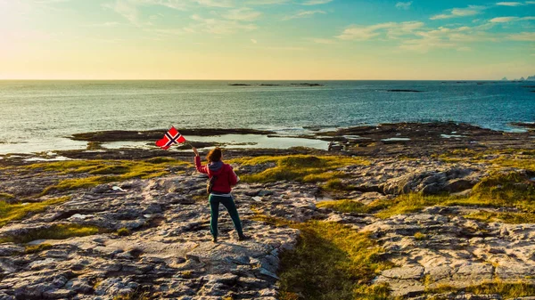 Andoya insel meerküste und tourist mit norwegischer flagge — Stockfoto