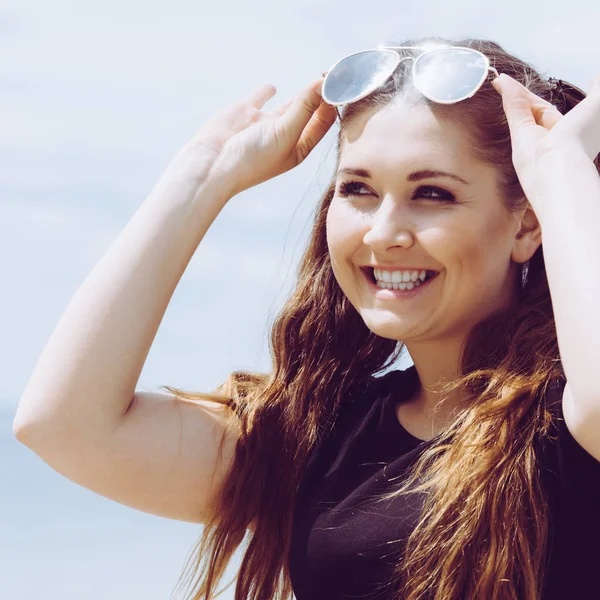 Feliz teen mulher contra nuvens — Fotografia de Stock