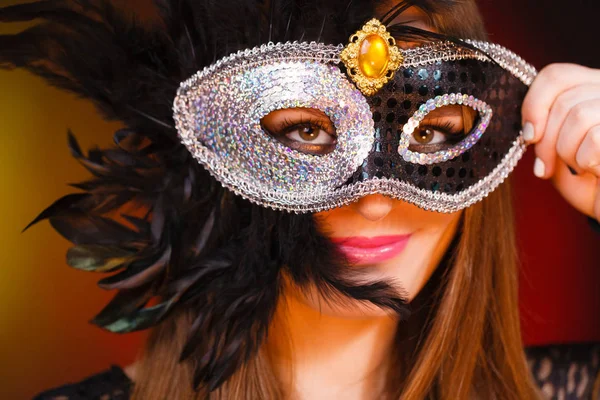 Femme sensuelle avec masque de carnaval . — Photo