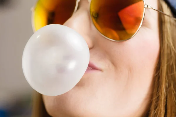 Donna che fa bolla con gomma da masticare — Foto Stock