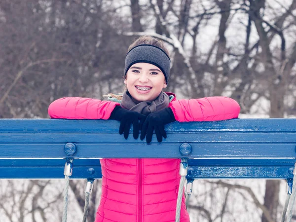 Mujer con ropa deportiva ejercitándose durante el invierno — Foto de Stock