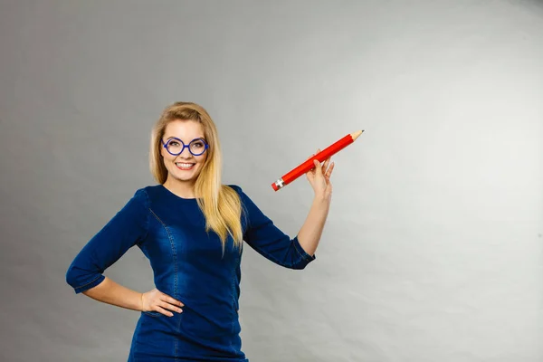 Gülümseyen kadın koca kalem elinde tutan — Stok fotoğraf