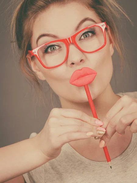Счастливая женщина с фальшивыми губами на палочке — стоковое фото